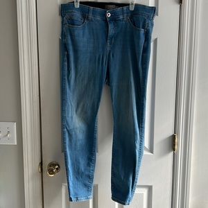 Torrid Bombshell Skinny Jeans light wash 18R